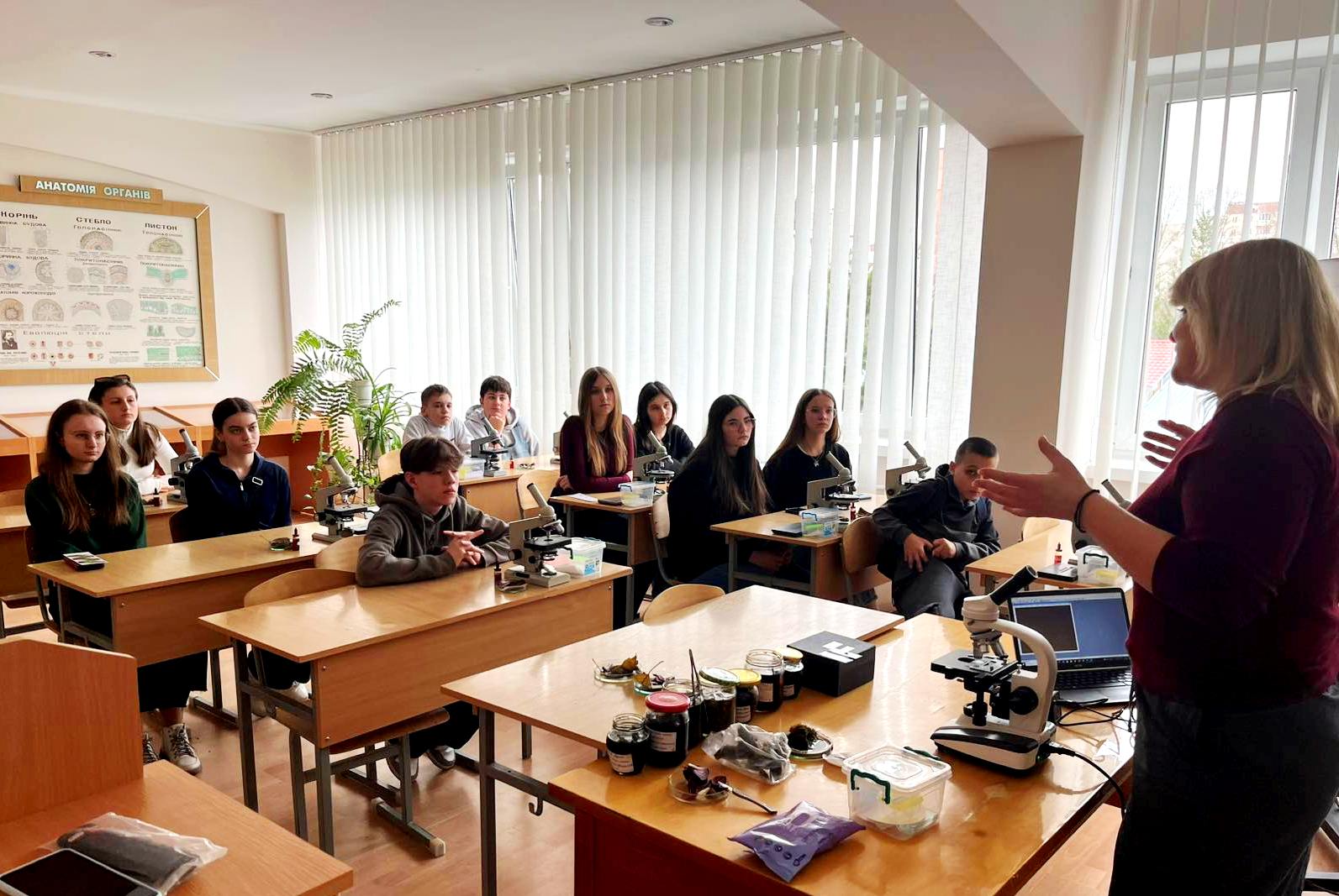 Майстер-клас з виготовлення тимчасових мікропрепаратів проводить доцент Наталія Герц